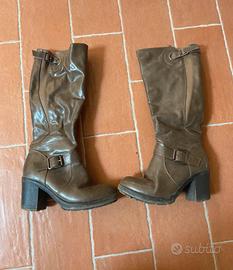 Stivali marroni con tacco