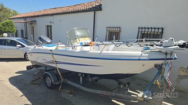 Barca a motore ranieri