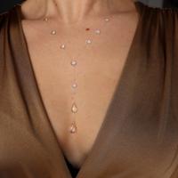 Collana con gocce di resina luminosa elegante 