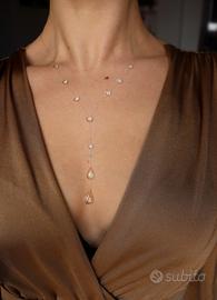 Collana con gocce di resina luminosa elegante 