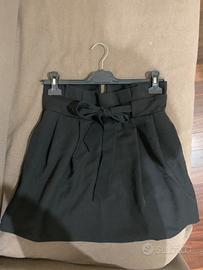 Mini gonna nera con fiocco