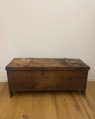 Baule antico in legno con scomparti interni