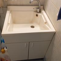 Lavanderia completa con specchio