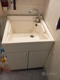 Lavanderia completa con specchio