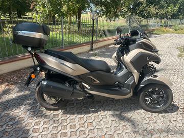 Yamaha 300 Tricity beage