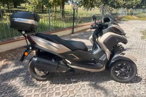 Yamaha 300 Tricity beage