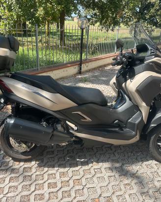 Yamaha 300 Tricity beage