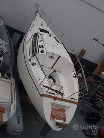 BARCA A VELA CABINATO