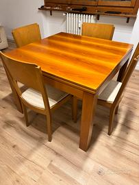 Tavolo in legno allungabile con 4 sedie -