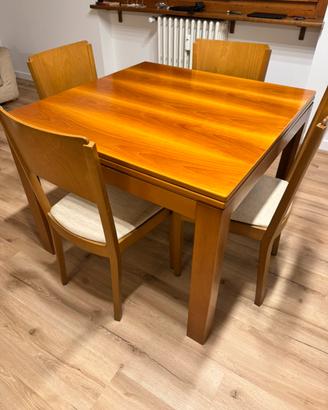 Tavolo in legno allungabile con 4 sedie -