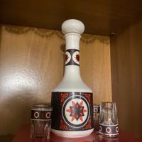 Bicchieri, vassoi e altri oggetti