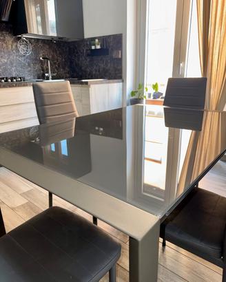 Tavolo allungabile vetro grigio + 6 sedie ecopelle