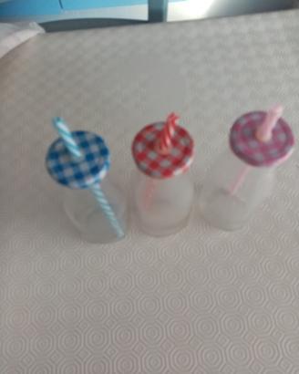 3 bottigliette con cannuccia