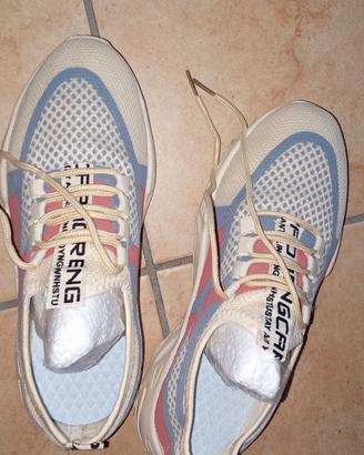 Scarpe sportive estive e leggerissime