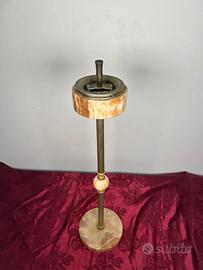 Posacenere a stelo a pressione meccanica in onice