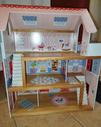Casa in legno delle bambole