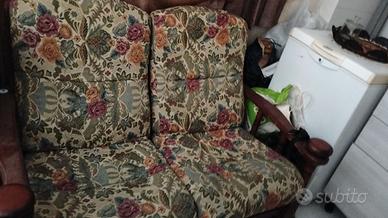 Divanetto a 2 posti con cuscini damascati