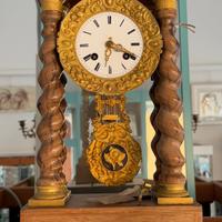 Orologio a pendolo da tavolo con colonne tortili