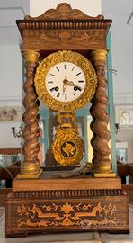 Orologio a pendolo da tavolo con colonne tortili