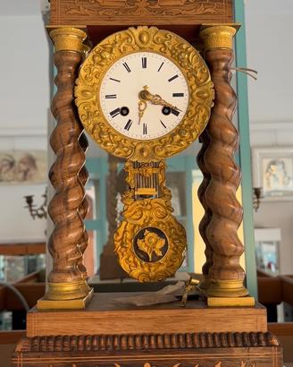 Orologio a pendolo da tavolo con colonne tortili