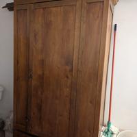 Vecchio armadio d'epoca in legno noce 