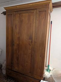 Vecchio armadio d'epoca in legno noce 