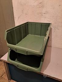 Contenitori in plastica verdi