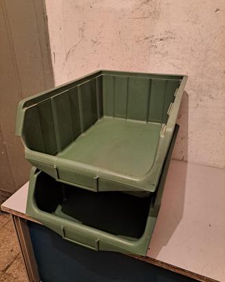Contenitori in plastica verdi