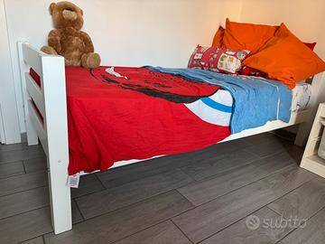 Letto singolo bianco con materasso
