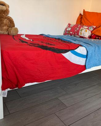 Letto singolo bianco con materasso