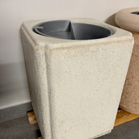 Cestoni in cemento con posacenere