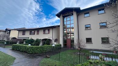 3 locali con giardino e box