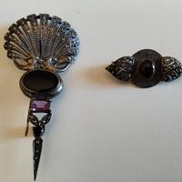 due spille in argento e pietre