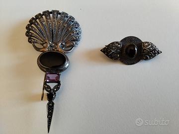 due spille in argento e pietre