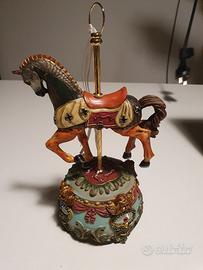 carillon a forma di cavallo da giostra