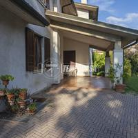 PORZIONE DI VILLA BIFAMILIARE IN CENTRO A MONTICHI