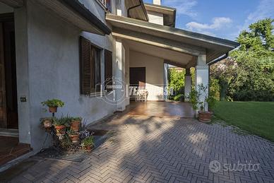 PORZIONE DI VILLA BIFAMILIARE IN CENTRO A MONTICHI