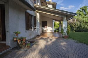 PORZIONE DI VILLA BIFAMILIARE IN CENTRO A MONTICHI