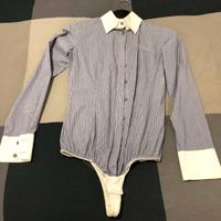 Camicia a righe blu e argento con polsini bianchi