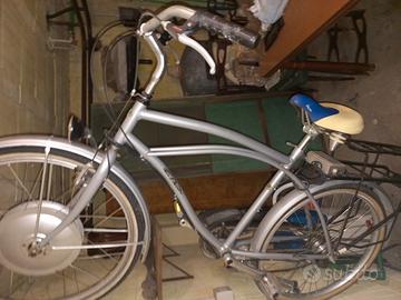 city bike elettrica con pedalata assistita da uomo