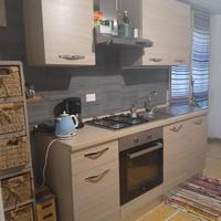 Cucina con accessori ed elettrodomestici 