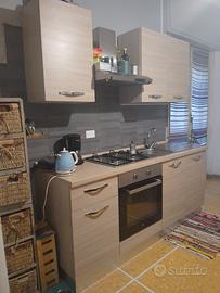 Cucina con accessori ed elettrodomestici 