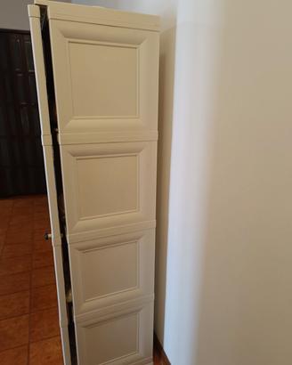 armadio a colonna in pvc. effetto legno
