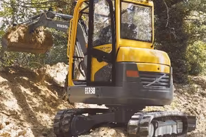 escavatore volvo ecr 38