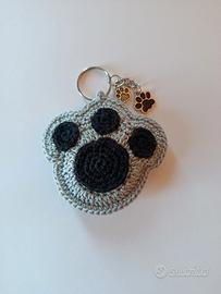 PORTACHIAVI ZAMPA FATTO A MANO ALL'UNCINETTO 