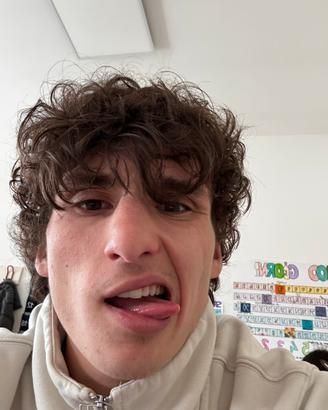Bel ragazzo basso ma performante