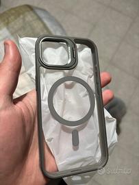Cover iPhone 15 con supporto MagSafe