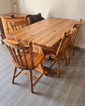 tavolo e sedie in stile rustico