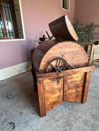 Antica sgranatrice per mais in legno d’epoca