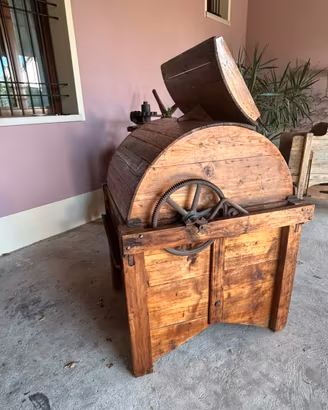 Antica sgranatrice per mais in legno d’epoca